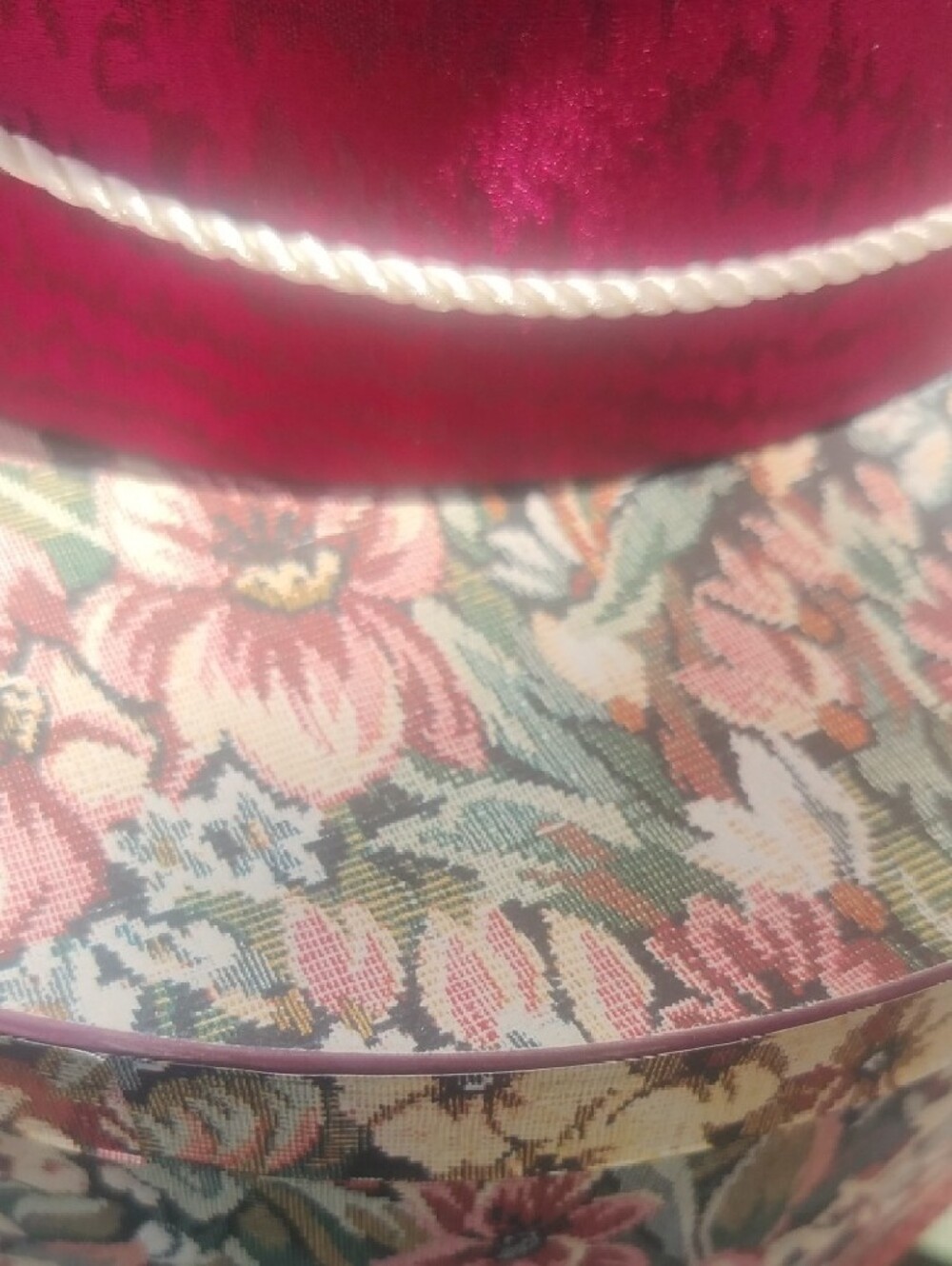 Vintage Two-Piece Round Hat Box Set in Magenta and Floral - Picture 4 of 7